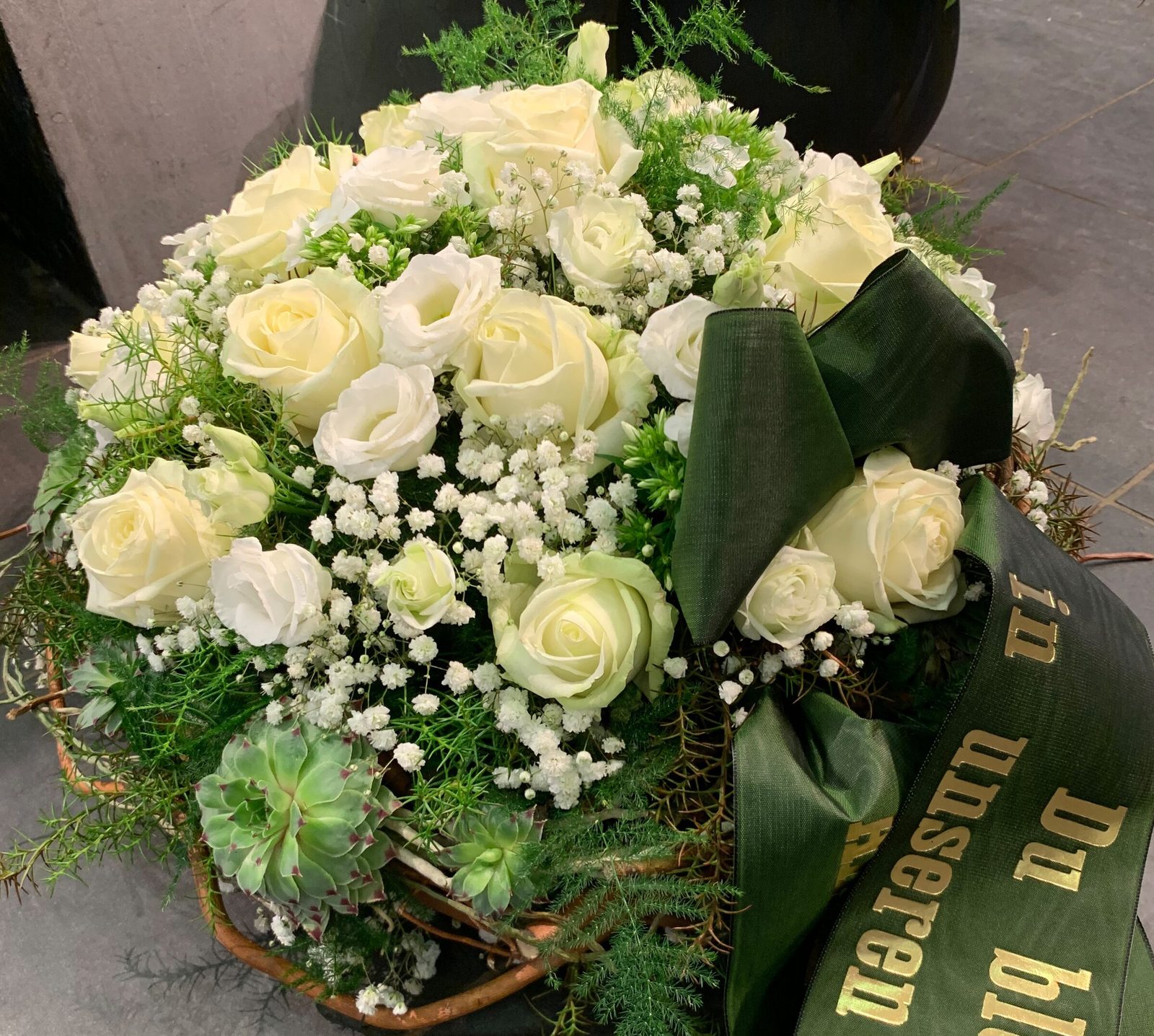 Arrangement_Weiss_Korb Eric Blumen.jpg