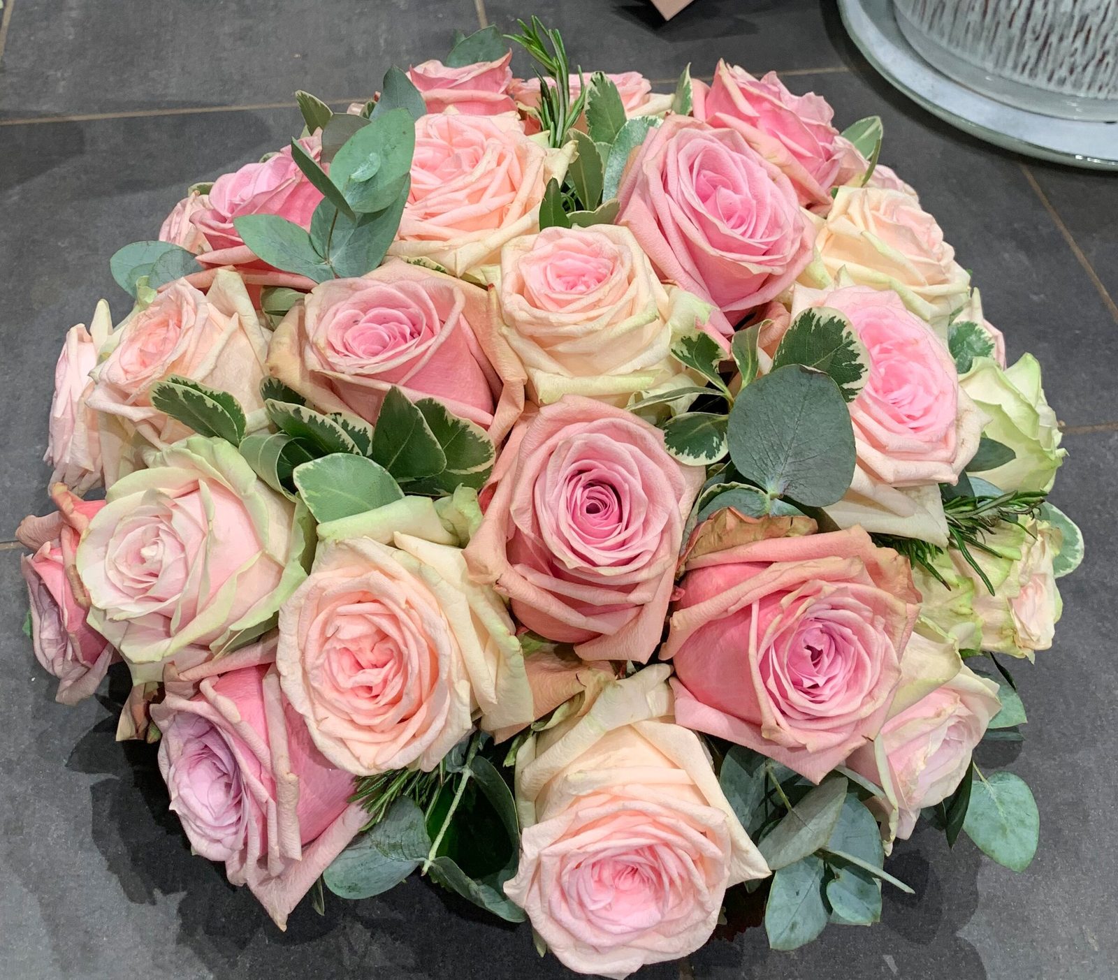 Arrangement_rund Rosen ROsa Eric Blumen.jpg