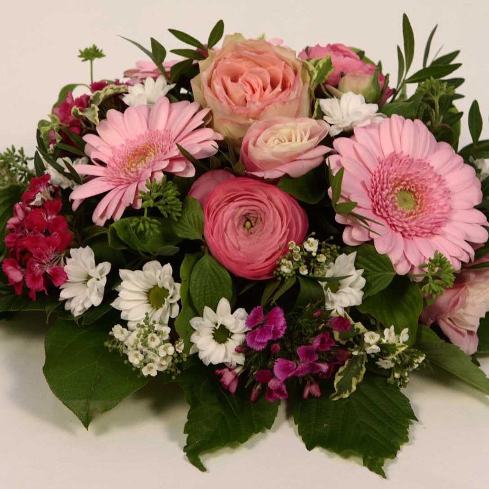 Tisch_pinkBLumen Eric Basel.jpg